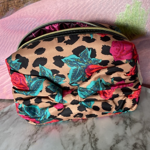 Reduced NWT Betsey Johnson bow tied square cosmo. - Picture 5 of 10